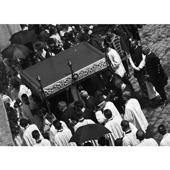 Üvegnegatív! Egyházi ünnep, Székesfehérvár, Nádor utca, felvonulás, Úrnapi körmenet (?), Krén Ignácz vaskereskedése, utcakép üzletekkel, kirakatokkal, feliratokkal, vallás, monarchia, helytörténet, 19