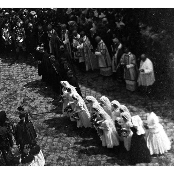 Üvegnegatív! Egyházi ünnep, Székesfehérvár, Nádor utca, felvonulás, Úrnapi körmenet (?), Krén Ignácz vaskereskedése, utcakép üzletekkel, kirakatokkal, feliratokkal, vallás, monarchia, helytörténet, 19