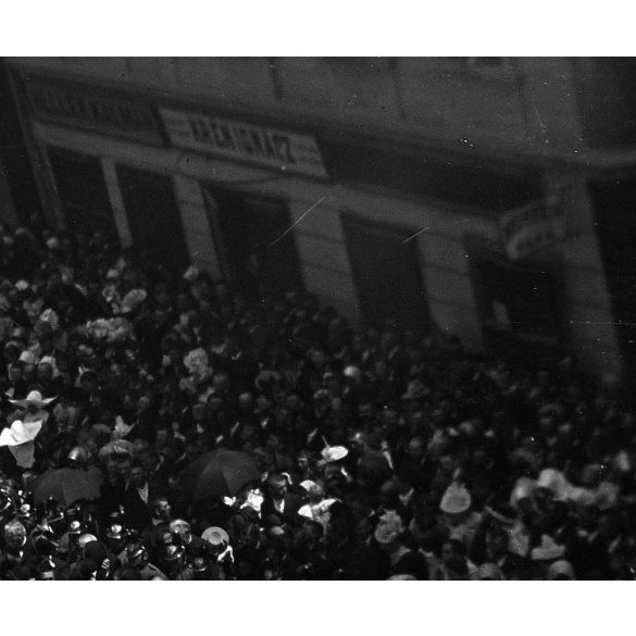 Üvegnegatív! Egyházi ünnep, Székesfehérvár, Nádor utca, felvonulás, Úrnapi körmenet (?), Krén Ignácz vaskereskedése, utcakép üzletekkel, kirakatokkal, feliratokkal, vallás, monarchia, helytörténet, 19