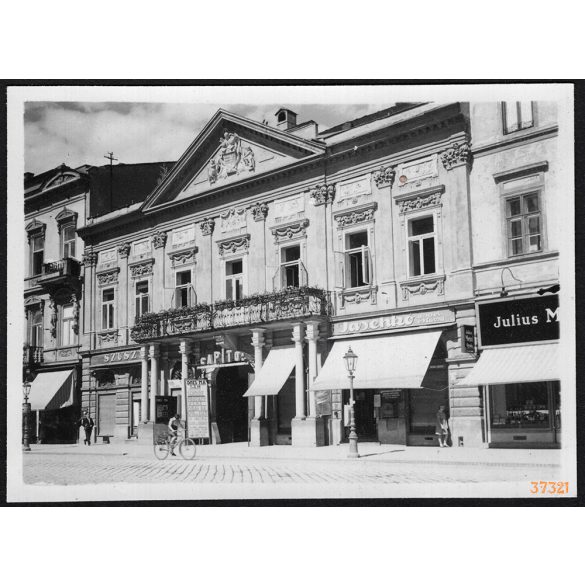A Kassai városháza, Kassa, Felvidék, utcakép, Horthy-korszak, épületek, feliratok, kerékpár, helytörténet, 1935., 1930-s évek, Eredeti fotó, papírkép.   