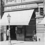 A Kassai városháza, Kassa, Felvidék, utcakép, Horthy-korszak, épületek, feliratok, kerékpár, helytörténet, 1935., 1930-s évek, Eredeti fotó, papírkép.   