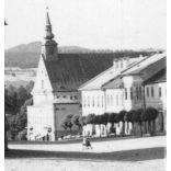 Bártfa főtere a városházával, háttérben a Szent Egyed templom, Bártfa, Felvidék, utcakép, Horthy-korszak, éőítészet, egyház, vallás, helytörténet, 1935., 1930-s évek, Eredeti fotó, papírkép. 