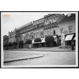 Eperjes reneszánsz stílusú épületei, köztük a Rákóczi-házzal, Eperjes, Felvidék, utcakép, Horthy-korszak, épületek, feliratok, táblák, helytörténet, 1935., 1930-s évek, Eredeti fotó, papírkép.   