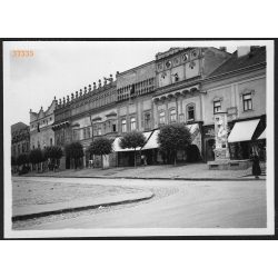   Eperjes reneszánsz stílusú épületei, köztük a Rákóczi-házzal, Eperjes, Felvidék, utcakép, Horthy-korszak, épületek, feliratok, táblák, helytörténet, 1935., 1930-s évek, Eredeti fotó, papírkép.   