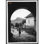 Szepes vára, a szepeshelyi Szent Márton székesegyház bejáratából, Szepeshely, Felvidék, utcakép, Horthy-korszak, építészet, vár, helytörténet, 1935., 1930-s évek, Eredeti fotó, papírkép. 