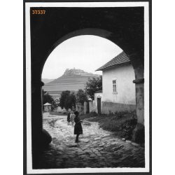   Szepes vára, a szepeshelyi Szent Márton székesegyház bejáratából, Szepeshely, Felvidék, utcakép, Horthy-korszak, építészet, vár, helytörténet, 1935., 1930-s évek, Eredeti fotó, papírkép. 