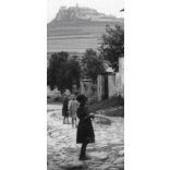 Szepes vára, a szepeshelyi Szent Márton székesegyház bejáratából, Szepeshely, Felvidék, utcakép, Horthy-korszak, építészet, vár, helytörténet, 1935., 1930-s évek, Eredeti fotó, papírkép. 