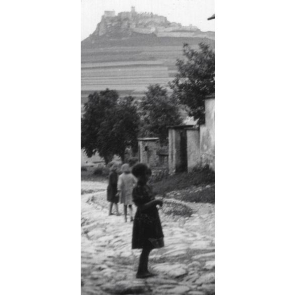 Szepes vára, a szepeshelyi Szent Márton székesegyház bejáratából, Szepeshely, Felvidék, utcakép, Horthy-korszak, építészet, vár, helytörténet, 1935., 1930-s évek, Eredeti fotó, papírkép. 