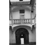 Géczy Julianna, a lőcsei fehér asszony házának udvara, Lőcse, Felvidék, utcakép, Horthy-korszak, építészet, épület, helytörténet, 1935., 1930-s évek, Eredeti fotó, papírkép.  