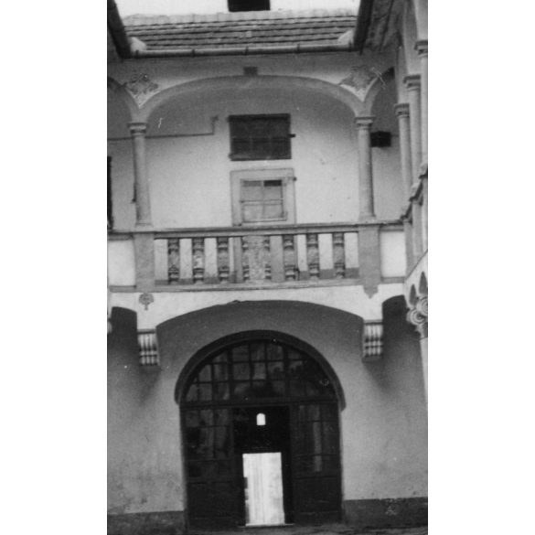 Géczy Julianna, a lőcsei fehér asszony házának udvara, Lőcse, Felvidék, utcakép, Horthy-korszak, építészet, épület, helytörténet, 1935., 1930-s évek, Eredeti fotó, papírkép.  