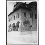 Pellengér az utcán, a 18. századból, Lőcse, Felvidék, utcakép, Horthy-korszak, építészet, épületek, helytörténet, 1935., 1930-s évek, Eredeti fotó, papírkép.  