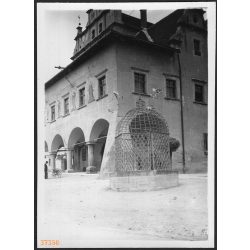   Pellengér az utcán, a 18. századból, Lőcse, Felvidék, utcakép, Horthy-korszak, építészet, épületek, helytörténet, 1935., 1930-s évek, Eredeti fotó, papírkép.  