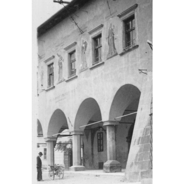 Pellengér az utcán, a 18. századból, Lőcse, Felvidék, utcakép, Horthy-korszak, építészet, épületek, helytörténet, 1935., 1930-s évek, Eredeti fotó, papírkép.  