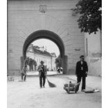 Várkapu Lőcsén, Lőcse, Felvidék, utcakép, Horthy-korszak, építészet, templom, egyház, vallás, helytörténet, 1935., 1930-s évek, Eredeti fotó, papírkép.   