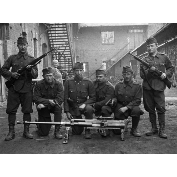 Nehézgéppuskás raj, magyar katonák fegyverekkel, Vác, egyenruha, puska, Solothurn 36 M gépfegyver, 2. világháború, helytörténet, 1941, 1940-es évek,  Eredeti nagyméretű fotó üvegnegatív!    