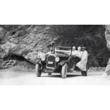 Autóval a Sztracenai kőkapu előtt, Sztracenai völgy, Felvidék, utcakép, Horthy-korszak, gépjármű, közlekedéstörténet, helytörténet, 1935., 1930-s évek, Eredeti fotó, papírkép. 