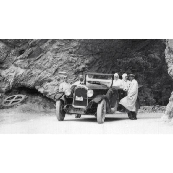 Autóval a Sztracenai kőkapu előtt, Sztracenai völgy, Felvidék, utcakép, Horthy-korszak, gépjármű, közlekedéstörténet, helytörténet, 1935., 1930-s évek, Eredeti fotó, papírkép. 