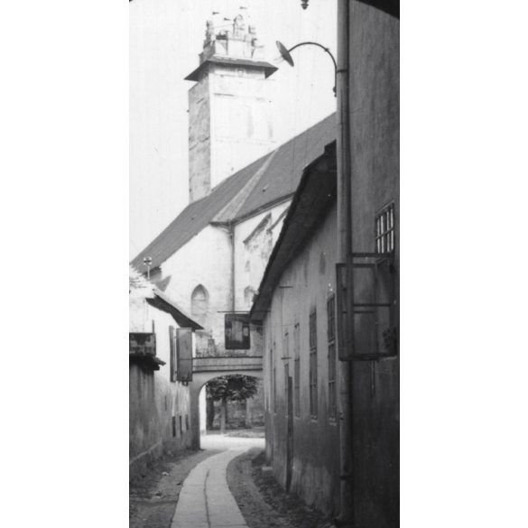 Késmárki utcarészlet, a Szent Kereszt templommal, Késmárk, Felvidék, utcakép, Horthy-korszak, építészet, épületek, helytörténet, 1935., 1930-s évek, Eredeti fotó, papírkép.  