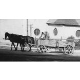 Lovasszekérrel a régi, késmárki Evangélikus fatemplom előtt, Késmárk, Felvidék, utcakép, Horthy-korszak, templom, egyház, vallás, helytörténet, 1935., 1930-s évek, Eredeti fotó, papírkép.   