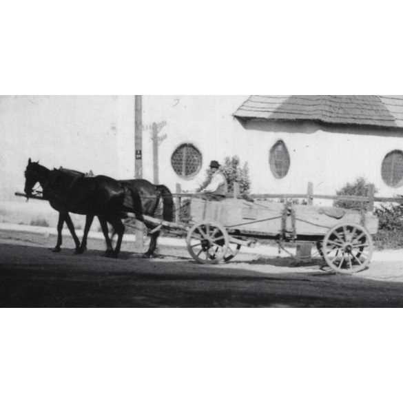 Lovasszekérrel a régi, késmárki Evangélikus fatemplom előtt, Késmárk, Felvidék, utcakép, Horthy-korszak, templom, egyház, vallás, helytörténet, 1935., 1930-s évek, Eredeti fotó, papírkép.   