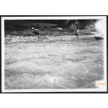 Tutajvontatás a Dunajec vizében, Felvidék, Horthy-korszak, természet, tutaj, helytörténet, 1935., 1930-s évek, Eredeti fotó, papírkép.   