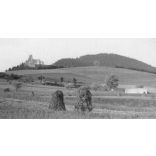 Szalmabálák, a távolban Lubló vára, Ólubló, Felvidék, utcakép, Horthy-korszak, természet, építészet, vár, helytörténet, 1935., 1930-s évek, Eredeti fotó, papírkép.   