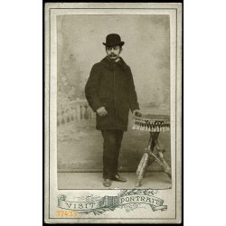  Alkalmi, vásári műterem, Párkány, Felvidék, „párkányi vásárfia”, kalapos úr portréja, 1904, 1900-as évek, Eredeti CDV, hátulján feliratozott vizitkártya fotó. 