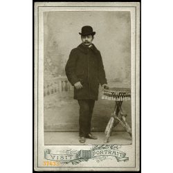   Alkalmi, vásári műterem, Párkány, Felvidék, „párkányi vásárfia”, kalapos úr portréja, 1904, 1900-as évek, Eredeti CDV, hátulján feliratozott vizitkártya fotó. 