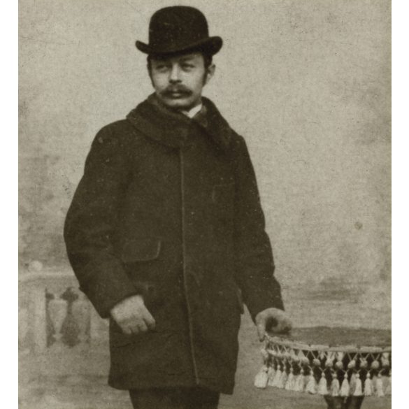 Alkalmi, vásári műterem, Párkány, Felvidék, „párkányi vásárfia”, kalapos úr portréja, 1904, 1900-as évek, Eredeti CDV, hátulján feliratozott vizitkártya fotó. 