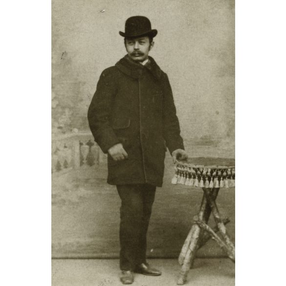 Alkalmi, vásári műterem, Párkány, Felvidék, „párkányi vásárfia”, kalapos úr portréja, 1904, 1900-as évek, Eredeti CDV, hátulján feliratozott vizitkártya fotó. 