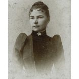 Dunky fivérek műterem, Kolozsvár, Erdély, elegáns hölgy portréja, 1893, 1890-es évek, Eredeti CDV, hátulján feliratozott vizitkártya fotó.   