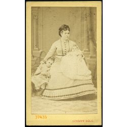   Schöfft Béla műterem, Pest, elegáns hölgy gyerekekkel, testvér, lány, 1872, 1870-es évek, Eredeti CDV, hátulján feliratozott vizitkártya fotó.  