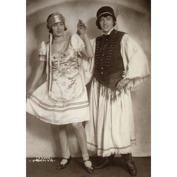 Photo Sonya műterem, Budapest, lányok magyaros ruhában, lány fiú ruhában, népviselet, különös, Horthy-korszak, 1930-as évek, Eredeti fotó, jelzett papírkép.  