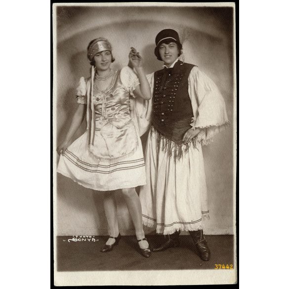 Photo Sonya műterem, Budapest, lányok magyaros ruhában, lány fiú ruhában, népviselet, különös, Horthy-korszak, 1930-as évek, Eredeti fotó, jelzett papírkép.  