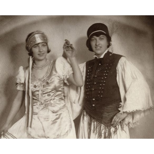 Photo Sonya műterem, Budapest, lányok magyaros ruhában, lány fiú ruhában, népviselet, különös, Horthy-korszak, 1930-as évek, Eredeti fotó, jelzett papírkép.  