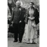 Harangláb Horthyt éltető felirattal, Szatmárnémeti, Erdély, úr és hölgyek nemesi díszruhában, Dessewffy, díszmagyar, 2. világháború, Horthy-korszak, helytörténet, 1941, 1940-es évek, Eredeti fotó, pap