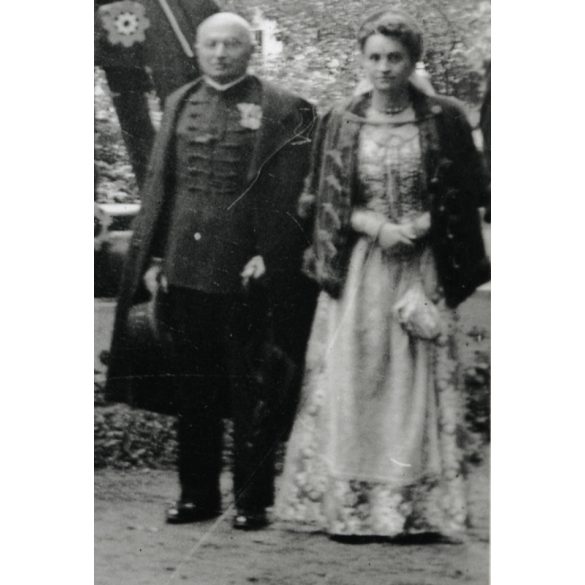Harangláb Horthyt éltető felirattal, Szatmárnémeti, Erdély, úr és hölgyek nemesi díszruhában, Dessewffy, díszmagyar, 2. világháború, Horthy-korszak, helytörténet, 1941, 1940-es évek, Eredeti fotó, pap