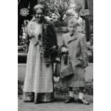 Harangláb Horthyt éltető felirattal, Szatmárnémeti, Erdély, úr és hölgyek nemesi díszruhában, Dessewffy, díszmagyar, 2. világháború, Horthy-korszak, helytörténet, 1941, 1940-es évek, Eredeti fotó, pap