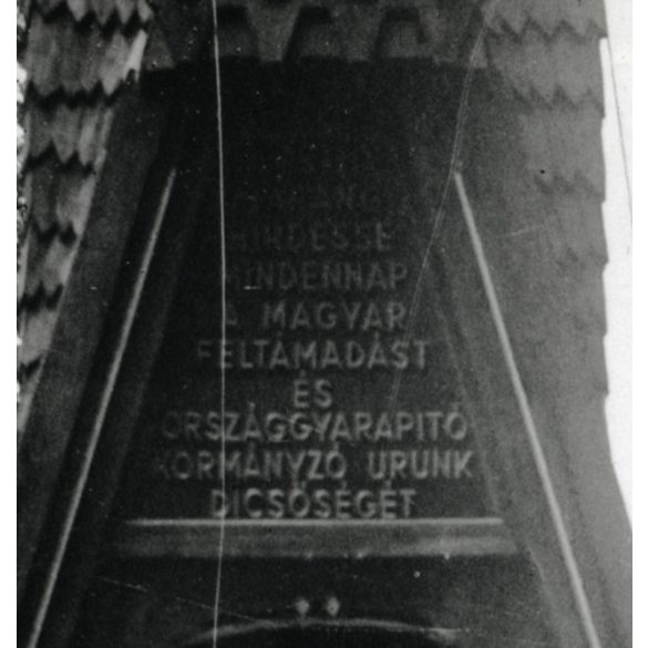 Harangláb Horthyt éltető felirattal, Szatmárnémeti, Erdély, úr és hölgyek nemesi díszruhában, Dessewffy, díszmagyar, 2. világháború, Horthy-korszak, helytörténet, 1941, 1940-es évek, Eredeti fotó, pap