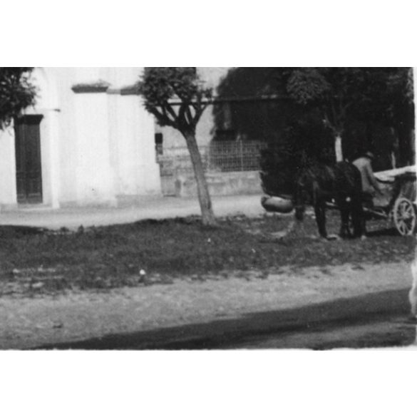 Lovasszekér az alsókubini Római katolikus templom előtt, Alsókubin, Felvidék, utcakép, Horthy-korszak, templom, egyház, vallás, helytörténet, 1935., 1930-s évek, Eredeti fotó, papírkép.  
