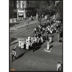   Nagyobb méret, Szendrő István fotóművészeti alkotása, A Gyöngyösbokréta mozgalom felvonulása, járművek, villamos, autó, feliratok, zászlók, Budapest, Astoria, népviselet, kultúra, Pest megye, 