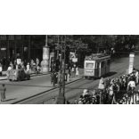 Nagyobb méret, Szendrő István fotóművészeti alkotása, A Gyöngyösbokréta mozgalom felvonulása, járművek, villamos, autó, feliratok, zászlók, Budapest, Astoria, népviselet, kultúra, Pest megye, 