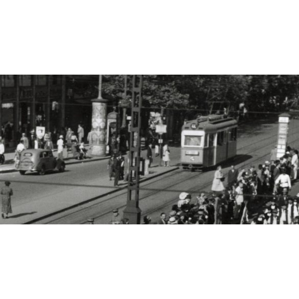 Nagyobb méret, Szendrő István fotóművészeti alkotása, A Gyöngyösbokréta mozgalom felvonulása, járművek, villamos, autó, feliratok, zászlók, Budapest, Astoria, népviselet, kultúra, Pest megye, 