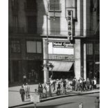 Nagyobb méret, Szendrő István fotóművészeti alkotása, A Gyöngyösbokréta mozgalom felvonulása, járművek, villamos, autó, feliratok, zászlók, Budapest, Astoria, népviselet, kultúra, Pest megye, 