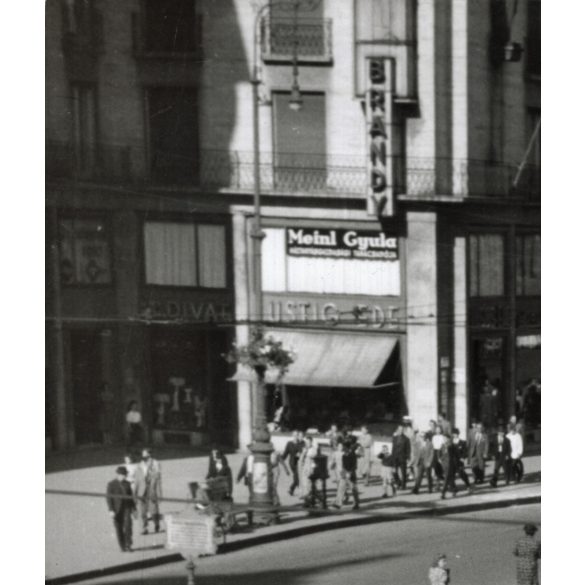 Nagyobb méret, Szendrő István fotóművészeti alkotása, A Gyöngyösbokréta mozgalom felvonulása, járművek, villamos, autó, feliratok, zászlók, Budapest, Astoria, népviselet, kultúra, Pest megye, 