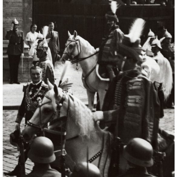 Nagyobb méret, Szendrő István fotóművészeti alkotása, Horthy Miklós az ünnepségen, Budapest, kormányzó, katonák, huszárok, lovak, kitüntetések, Pest megye, 1930-as évek. 