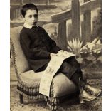 Császár műterem, Kolozsvár, Erdély, fiú képeskönyvvel, különös festett háttér, monarchia, 1880-as évek, Eredeti CDV, vizitkártya fotó.   