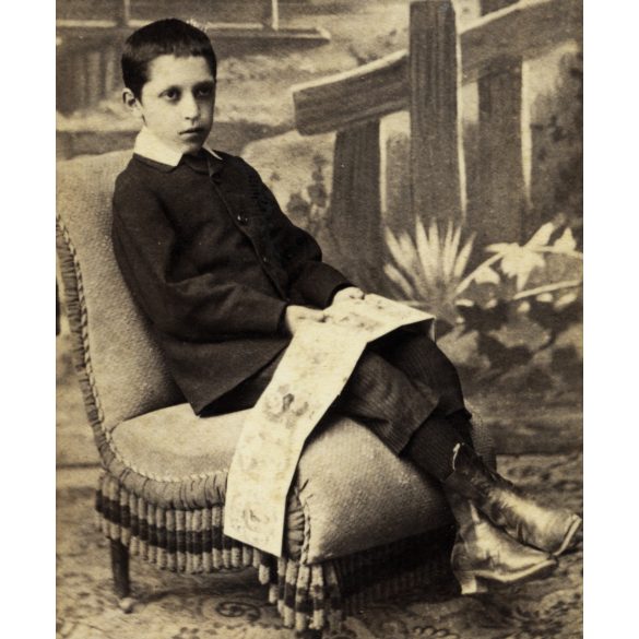 Császár műterem, Kolozsvár, Erdély, fiú képeskönyvvel, különös festett háttér, monarchia, 1880-as évek, Eredeti CDV, vizitkártya fotó.   