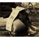 Császár műterem, Kolozsvár, Erdély, fiú képeskönyvvel, különös festett háttér, monarchia, 1880-as évek, Eredeti CDV, vizitkártya fotó.   