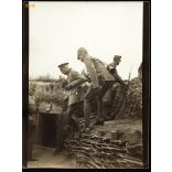 Katonatiszt a lövészárokban. keleti front, magyar katonák egyenruhában, 1. világháború, 1910-es évek, Eredeti fotó, papírkép. 